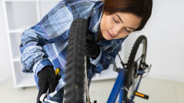 专业骑自行车的女人修理自行车女人