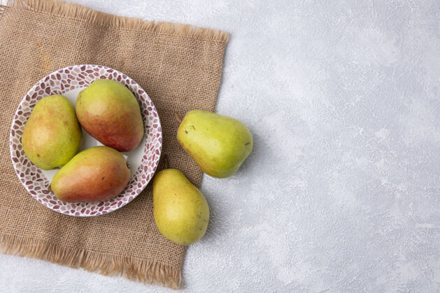 甜点顶视图复制空间梨在一个盘子上的米色餐巾纸上的白色背景水果食物白色