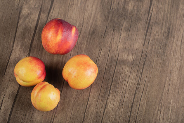 酸味红桃孤立在木桌上健康美味食物