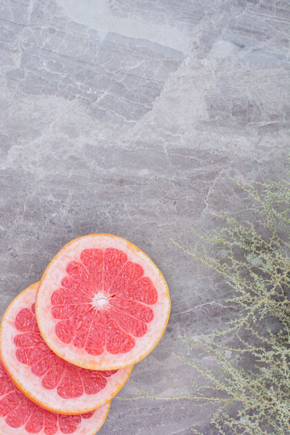 健康柚子片放在石头上 背景是植物酸味柑橘美味