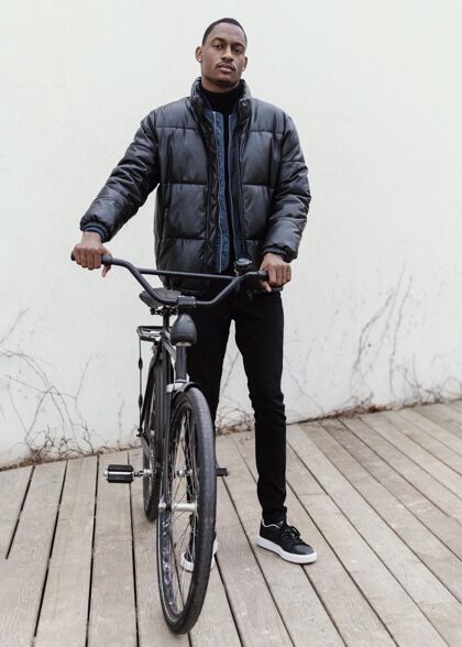 体育很长一段时间的成人制造和他的自行车替代骑游客