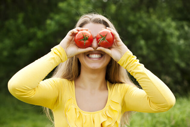 健康的生活方式和西红柿鬼混素食健康饮食年轻女人