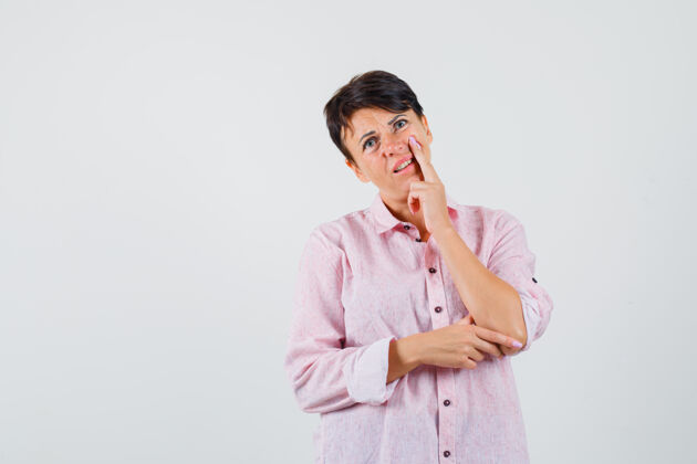 成人穿着粉色衬衫的女性望着别处 犹豫不决地看着前方预防呼吸皮肤护理