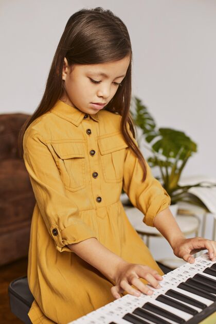 学习小女孩在家学打电子键盘天才音乐家艺术