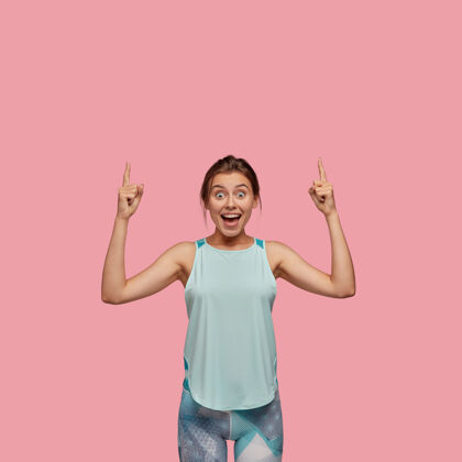 广告快乐微笑的年轻女性拥有运动的身体Omg衣服照片