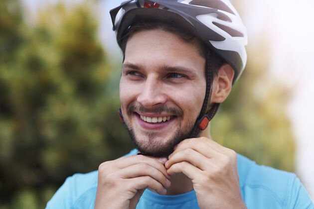 欢乐戴着运动头盔的人头盔自行车手服装