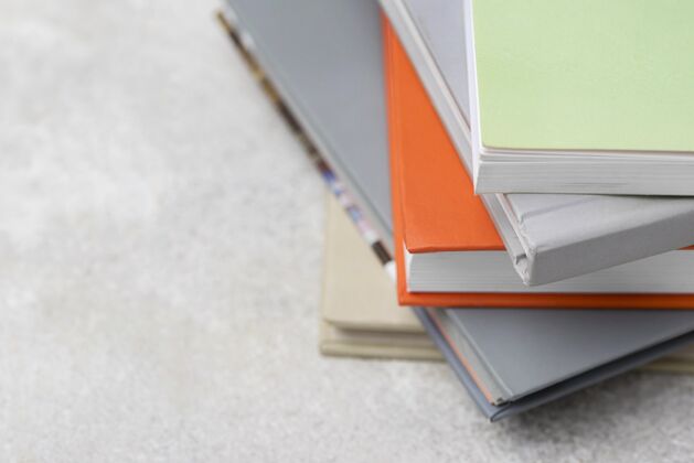 卷桌子上高角度堆放的书学习小说复印空间