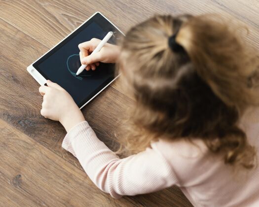 科技中枪女孩在平板上画画女孩设备快乐