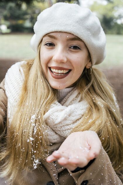 探索微笑的女人在冬天和雪在公园里自拍女人冬天旅行
