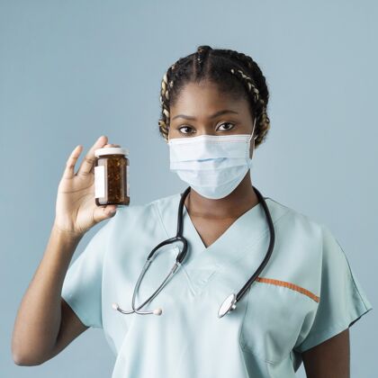 口罩拿着药箱的中弹卫生工作者科学保健医学