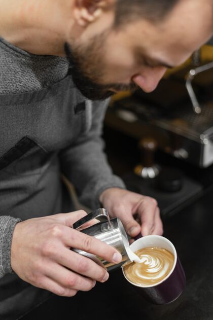 男人男咖啡师在准备咖啡雇员工作工作