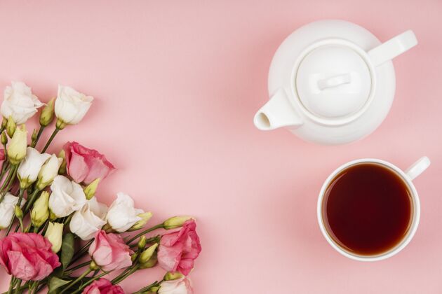 美丽顶视图美丽的玫瑰安排与茶壶和一杯茶植物蔬菜安排
