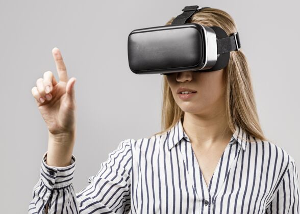 科学家戴着虚拟现实耳机的女科学家的正视图虚拟现实女研究