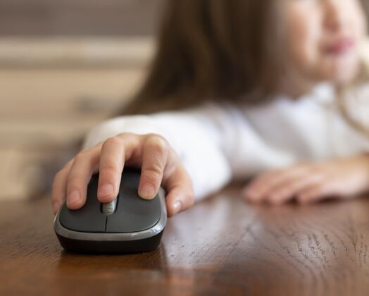 女孩小女孩用电脑鼠标鼠标科技业余爱好