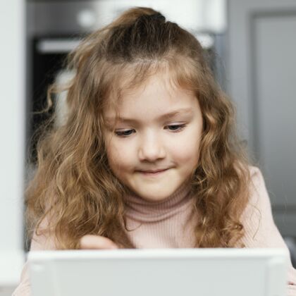 小玩意特写女孩看平板电脑设备快乐平板电脑