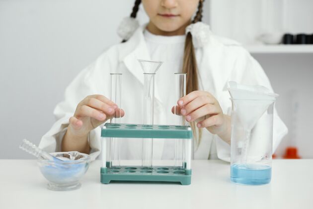 学习拿着试管的年轻女科学家的正视图学习实验室实验室