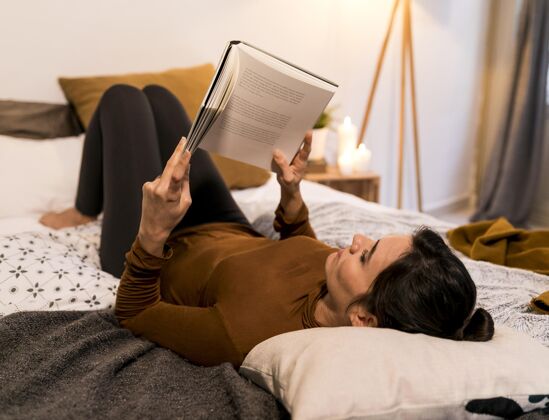 阅读后景女人在床上看书舒适书室内