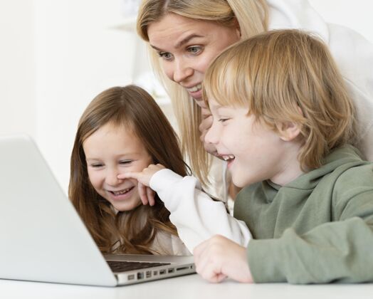 女性小孩子和妈妈用笔记本电脑年轻科技娱乐
