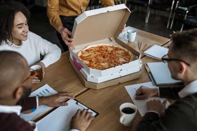 人同事们在办公室会议休息时吃披萨女人男性横向