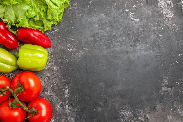 沙拉顶视图新鲜蔬菜西红柿甜椒莴苣在黑暗的表面自由的地方蔬菜生菜顶部
