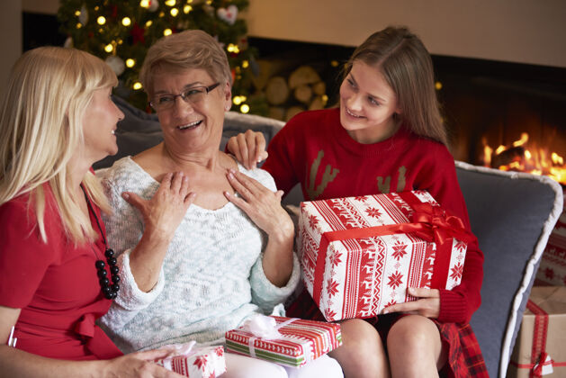 女人奶奶很惊讶 因为她有特殊的礼物一群人抱着手放在胸前
