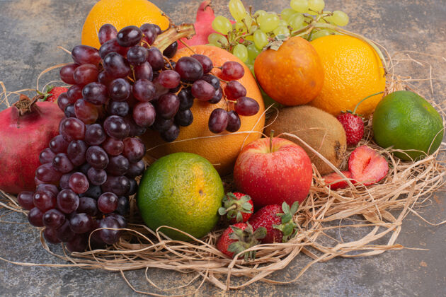 食物新鲜不同的水果在大理石表面柚子草莓石榴