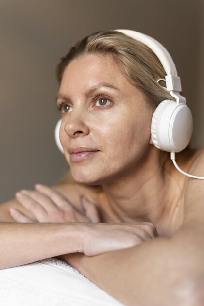 护理特写戴耳机的女人替代治疗替代成人