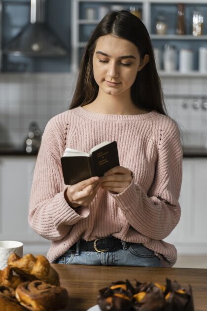信仰妇女用圣经祈祷的正面图精神奉献信条