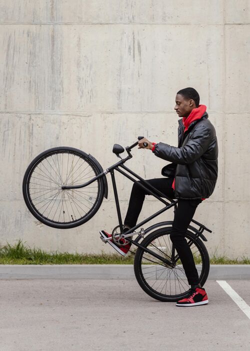 交通美国黑人男子和他的自行车侧视图街道户外骑
