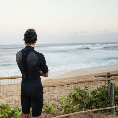 日光穿着冲浪服看海的男人夏威夷夏季海滩