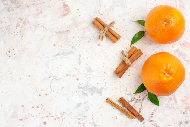 肉桂顶视图新鲜橙子肉桂棒明亮的表面与自由的地方新鲜橙子柑橘视野