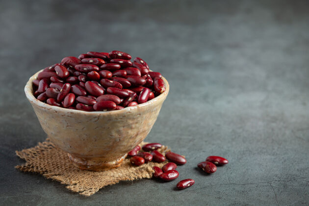 肾脏把红芸豆放在小碗里的布袋上谷物蛋白质素食