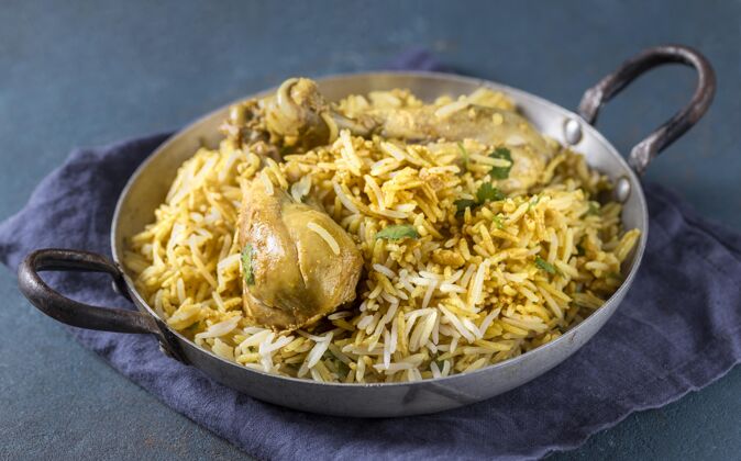 传统高角度巴基斯坦菜搭配美味烹饪食品