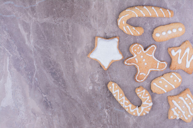 厨房棒 星星和椭圆形姜饼饼干上的大理石美味传统甜食
