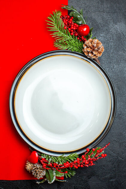 杯子餐盘和冷杉枝的垂直视图 装饰配件针叶树圆锥体放在红色餐巾上瓷器瓷器圣诞节