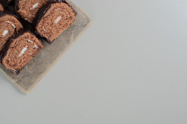 烹饪把甜巧克力卷放在木板上美味奶油饼干