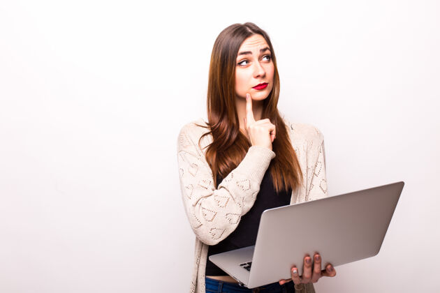 女性快乐惊讶的女人站在灰色笔记本电脑上的画像电脑美女成人