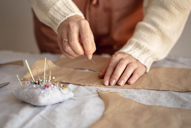 细节裁缝女人用针和线来缝纫裁缝工具手工制作