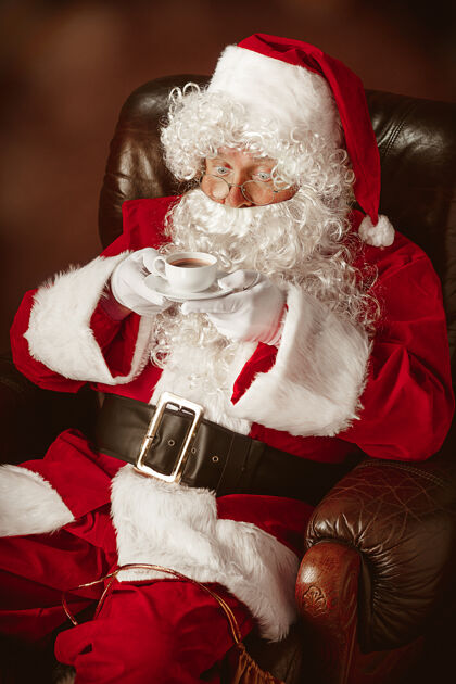 圣诞老人穿着圣诞老人服装的人的肖像场合庆祝传统的