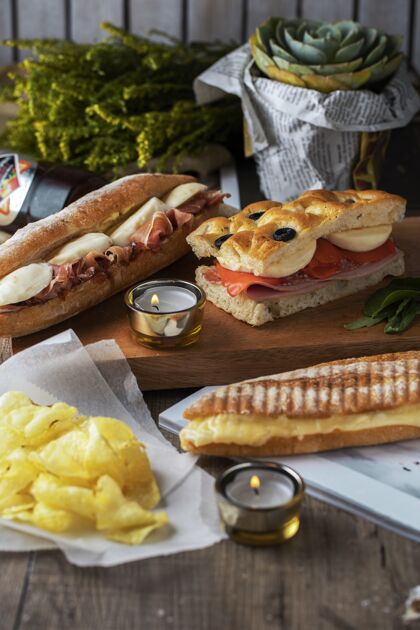 特写美味的三明治和土豆放在装饰精美的木桌上生菜吃装饰