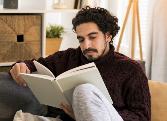 护理年轻人在客厅看书男性房间阅读