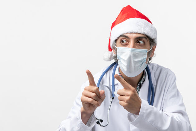 医药正面图白色地板上戴着口罩的男医生假日大流行病毒成人听诊器医生