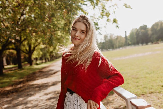 年轻自然妆容的快乐女孩高兴地微笑着美丽的金发女郎在秋天的公园里快乐地摆姿势户外叶子明亮