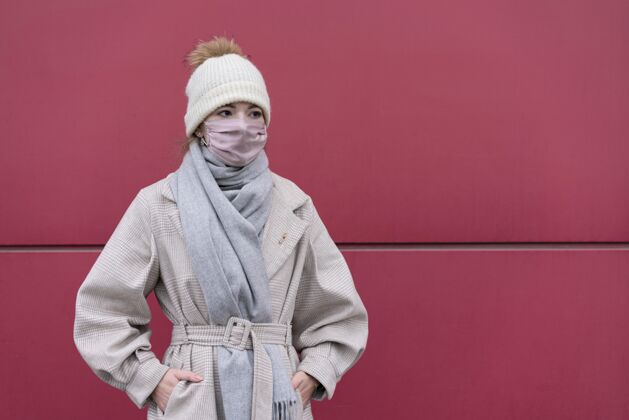 防护戴着医用口罩的妇女在户外和复印空间的前视图个人妇女预防措施