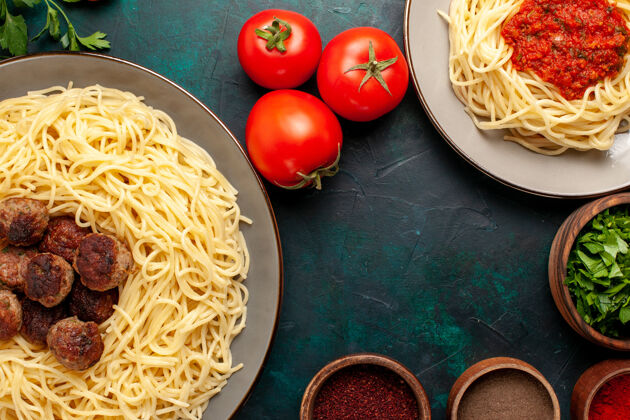 意大利面酱汁顶部近距离观看煮熟的意大利面食与肉和调味品在深蓝色的表面正餐深蓝色意大利面