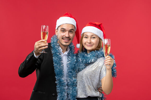 快乐这对年轻夫妇刚刚庆祝新年爱情圣诞晚会年轻夫妇帽子微笑