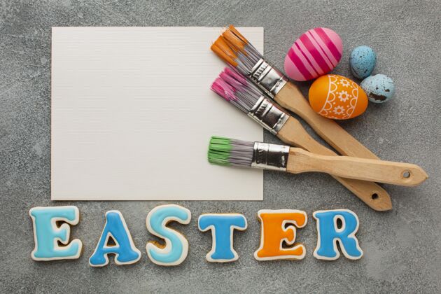 顶视图彩色复活节彩蛋的顶视图与画笔和纸节日复活节纪念