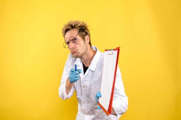 笔记前视图黄色背景上的男性医生健康人类科维德医生的笔记人肖像冠状病毒