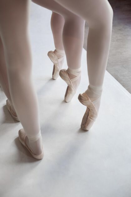 表演专业芭蕾舞演员穿着尖头鞋一起训练艺术家艺术女子