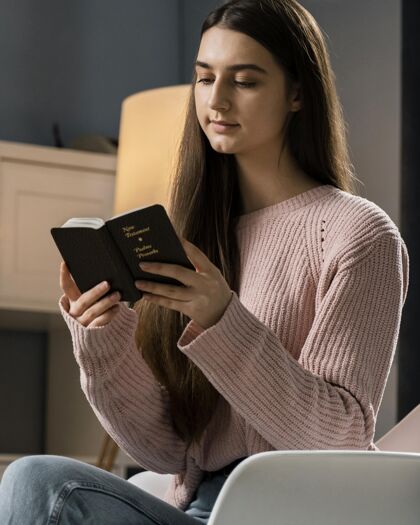 宗教女人读圣经的侧视图祈祷教义圣洁